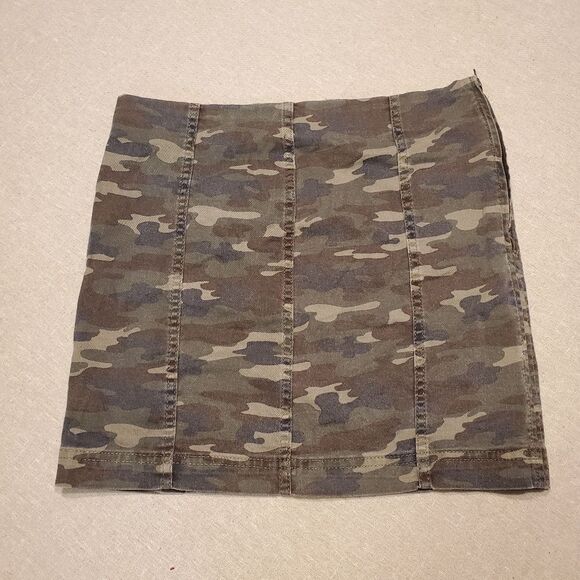 Free People Green Camouflage Mini Skirt in Size 6 - Picture 1 of 9